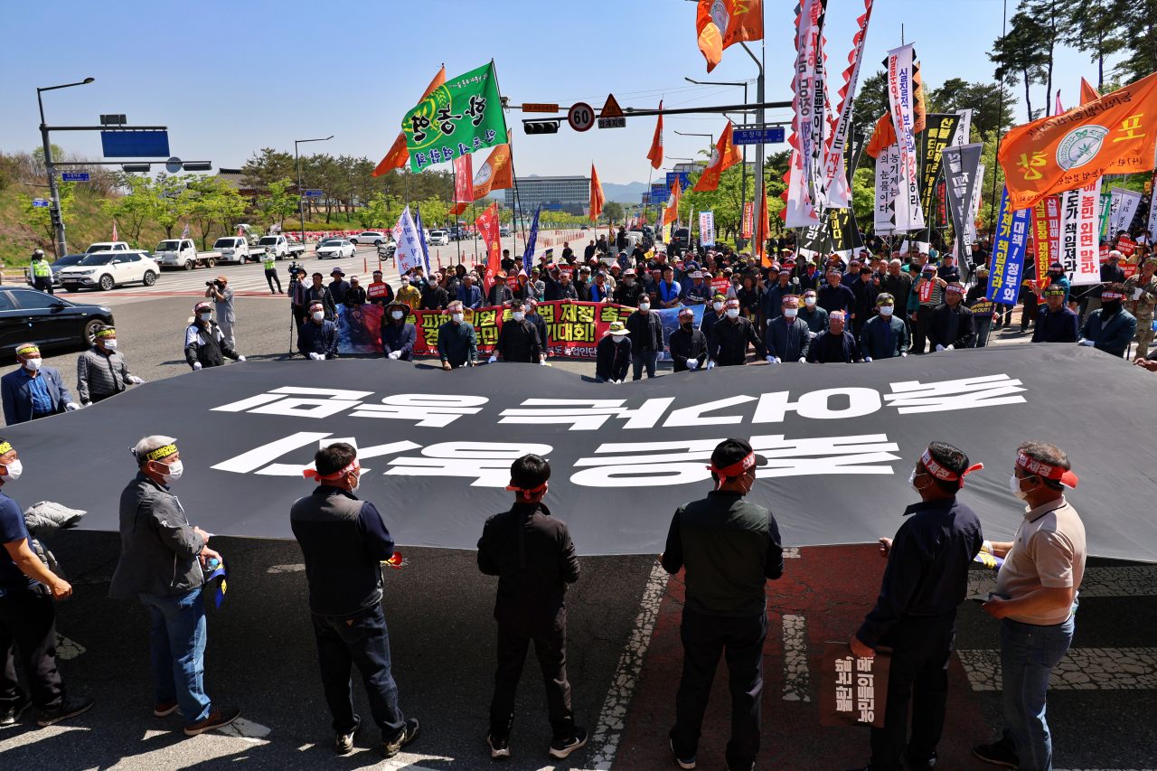 "죽은 농지, 죽어가는 농민" 대형 현수막을 들고 정부와 경북도를 규탄하는 경북 산불 피해 농민들(2025.4.29) / 사진.평화뉴스 김영화 기자