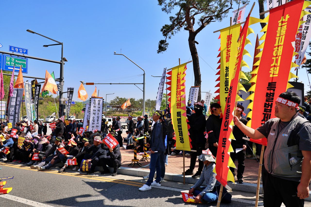 "산불피해지원특별법 제정하라", "농민들의 목숨을 살려내라"...깃발을 든 경북 농민들(2025.4.29) / 사진.평화뉴스 김영화 기자