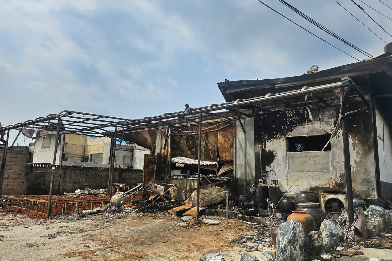안동 광연마을 한 농민의 집이 산불에 전소돼 뼈대만 남은 모습(2025.4.18) / 사진.평화뉴스 정준민 기자