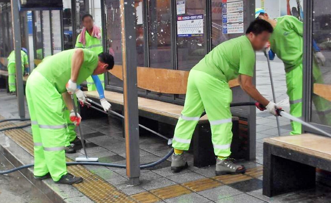 환경공무직 직원들이 인도를 청소하고 있다. / 사진.인천 남동구청