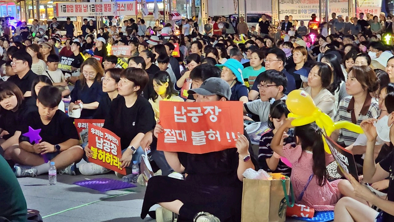 한 시민이 궐기대회에서 "납공장 절대 불허"라고 적힌 손현수막을 들고 있다. (2025.7.3)/ 사진 제공.영주 납폐기물 제련공장 반대대책위원회