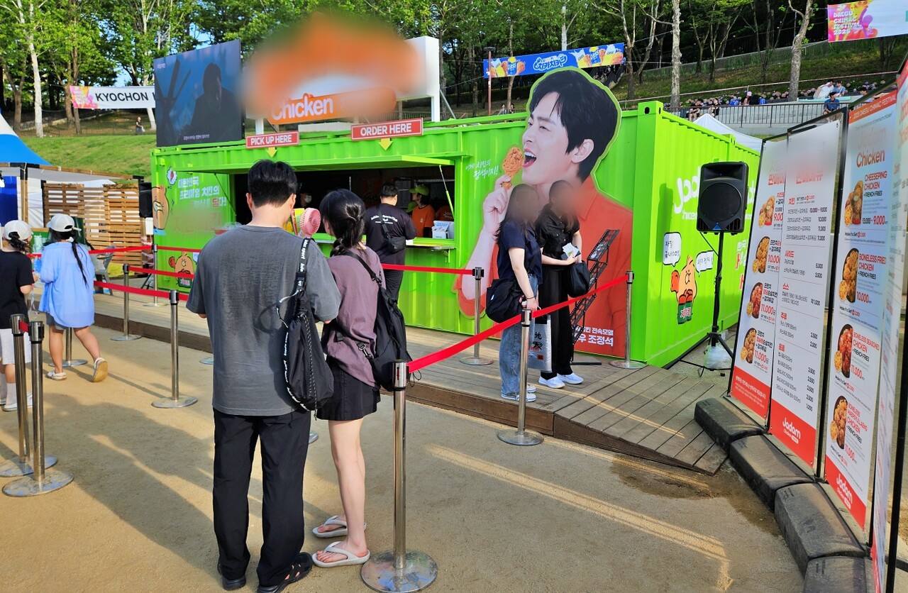 대구치맥페스티벌 치킨 판매 부스 오른편 경사로에 휠체어가 올라갈 수 없게 광고판이 설치돼 있다.(2025.7.6) / 사진 제공.대구장애인차별철폐연대 