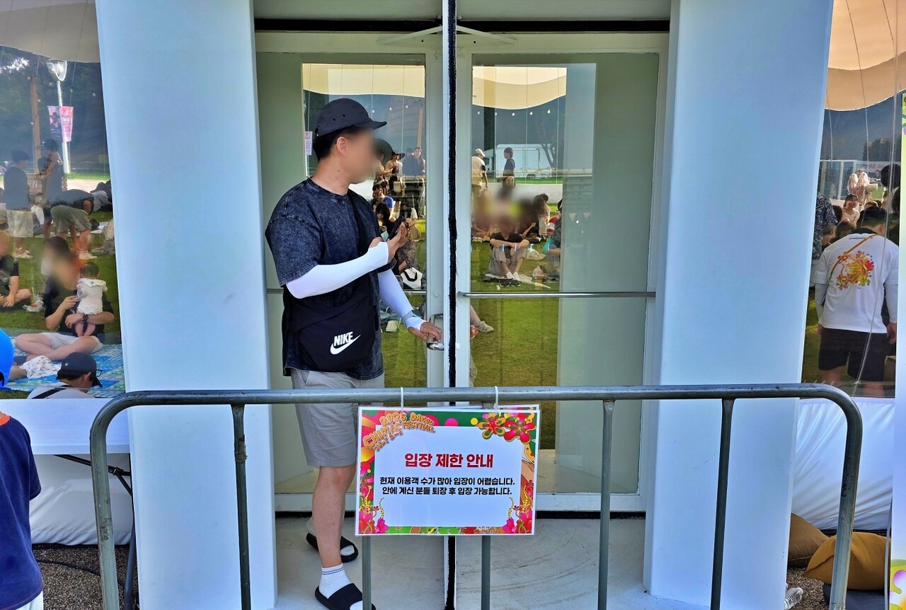 대구치맥페스티벌 에그돔 입구, 폭이 좁은 회전문 때문에 휠체어가 들어갈 수 없다.(2025.7.6) / 사진 제공.대구장애인차별철폐연대