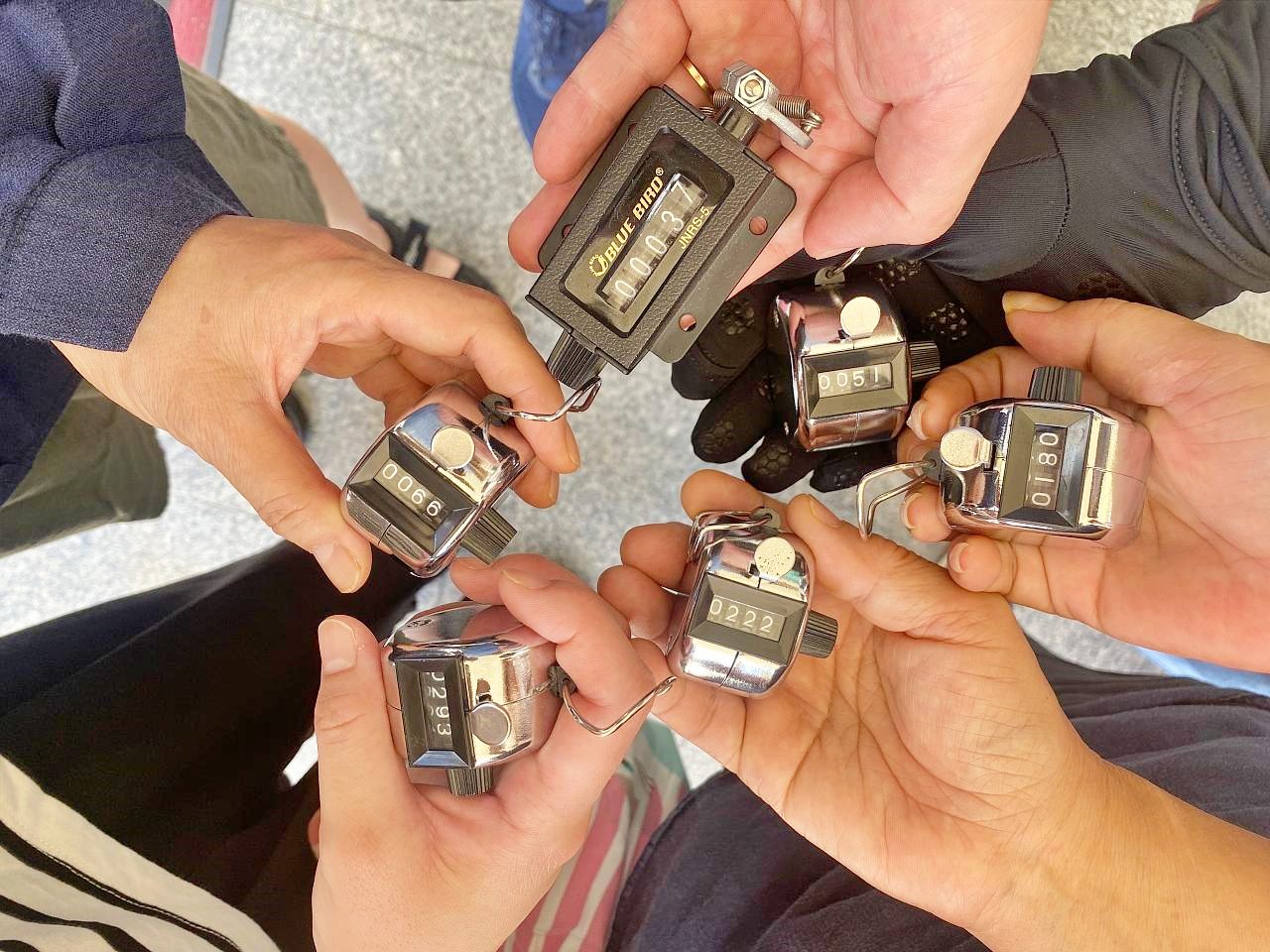 경주환경운동연합 활동가들이 경주시청사 내 공무원드르이 1회용컵 사용량을 조사하고 있다.(2025.7.1) / 사진.경주환경운동연합