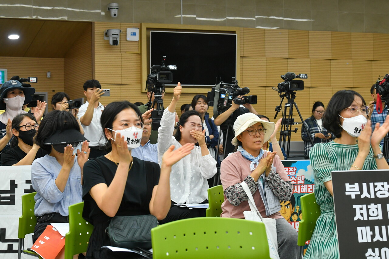 "영주 납 폐기물 제련공장 불허" 발표를 들은 시민들이 박수를 치고 있다.(2025.7.9) / 사진 제공.영주시