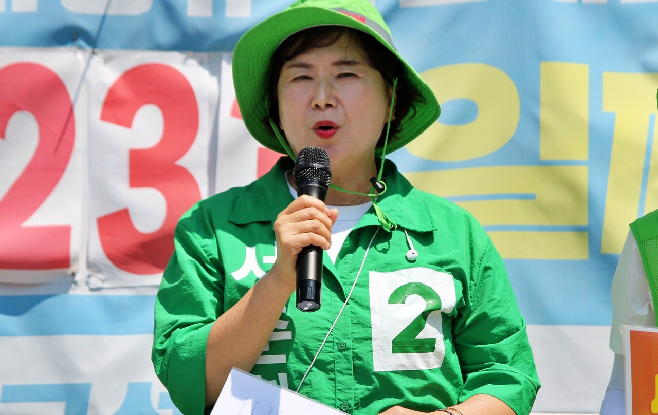 서춘화 전국교육공무직본부 대구지부장이 "실질적 폭염 대책 마련"을 촉구하고 있다.(2025.7.10) / 사진.평화뉴스 정준민 기자