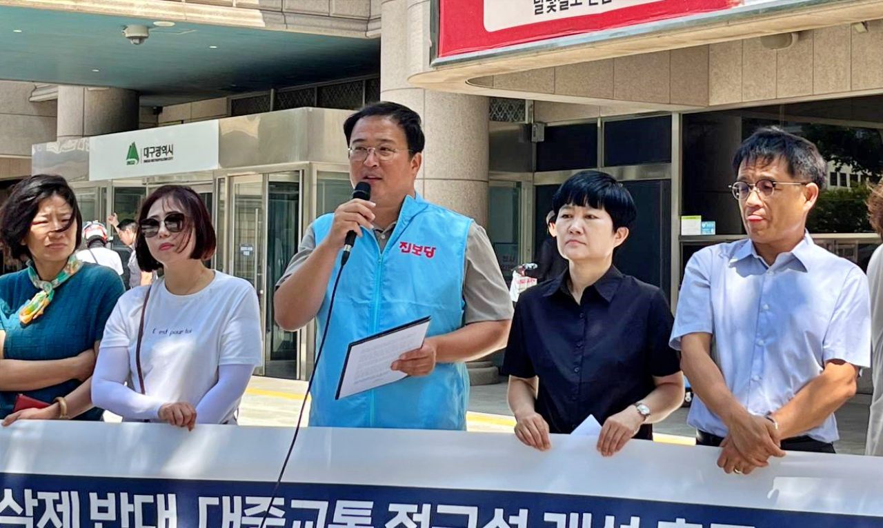 (가운데)황순규 진보당 대구시당 위원장이 발언을 하고 있다.(2025.7.11) / 사진.평화뉴스 김영화 기자  