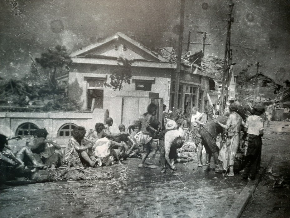 일본 원폭 투하 이후 폐허가 된 도시에 주민들이 모여 있다. / 사진 출처.(사)한국원폭피해자협회
