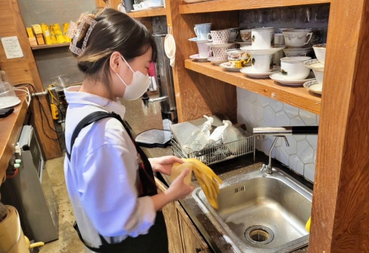 대구 중구 동성로의 한 카페에서 일하고 있는 청년(2022.12.31) / 사진.평화뉴스 정준민 기자