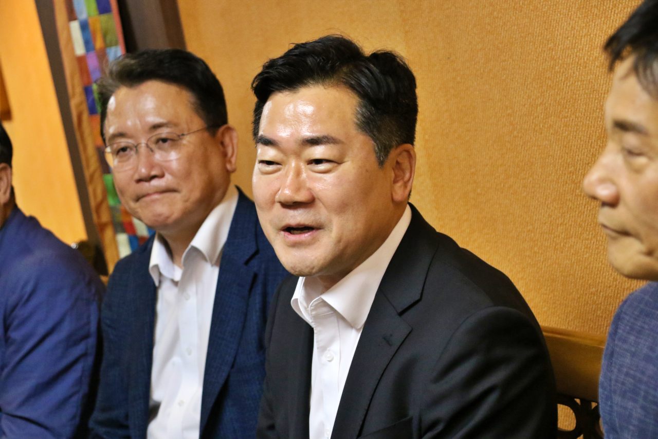 박찬대 국회의원이 대구에서 지역위원장들을 만나 간담회를 가졌다.(2025.7.14.대구 중구 한 식당) / 사진.평화뉴스 김영화 기자