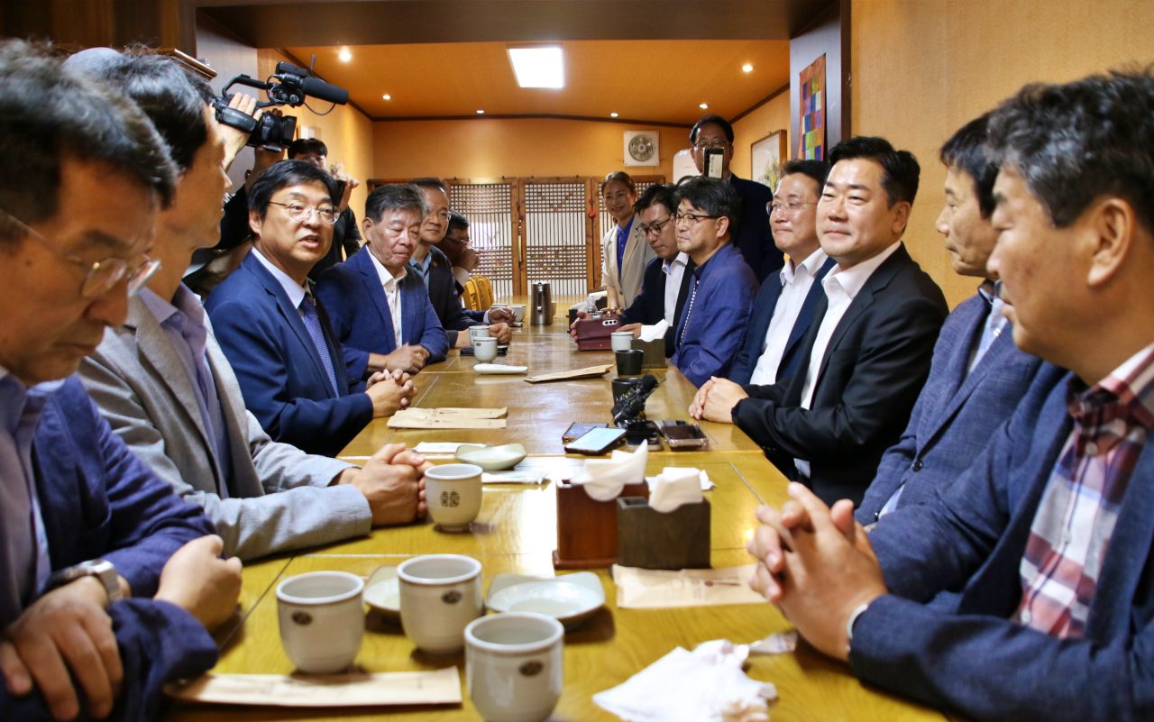 (가운데)허소 민주당 대구시당 위원장과 박찬대 의원이 기자들에게 간담회의 성격을 짧게 설명하고 있다.(2025.7.14) / 사진.평화뉴스 김영화 기자