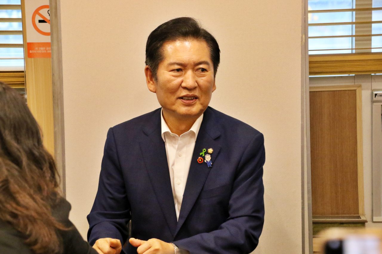 정청래 국회의원이 8.2 전당대회 경선 당 대표 출마의 변을 대구경북 지역위원자들에게 설명하고 있다.(2025.7.14.대구 동구 한 식당) / 사진.평화뉴스 김영화 기자