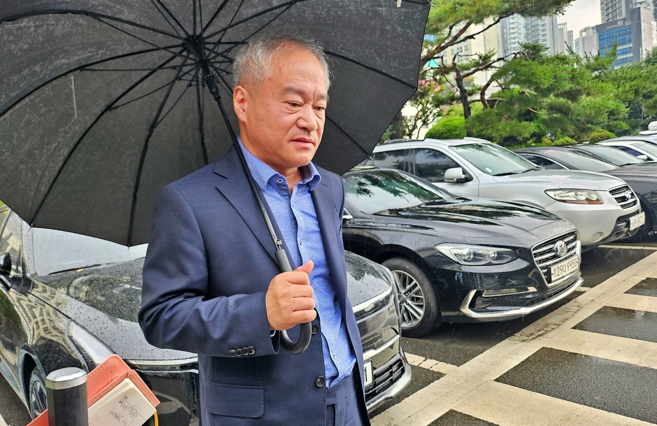 배상윤 전 영풍제련소장이 재판 뒤 기자들과의 인터뷰에 답하고 있다.(2025.7.17) / 사진.평화뉴스 정준민 기자