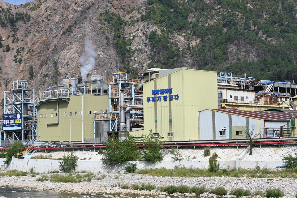 경북 봉화군 영풍 석포제련소 굴뚝에서 연기가 피어오르고 있다.(2024.9.11) / 사진.평화뉴스 정준민 기자