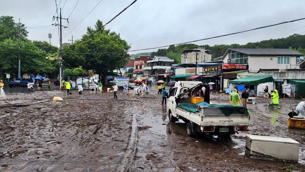 침수 피해를 입은 대구 북구 노곡동에서 복구 작업을 진행하고 있다(2025.7.18) / 사진.대구소방본부 