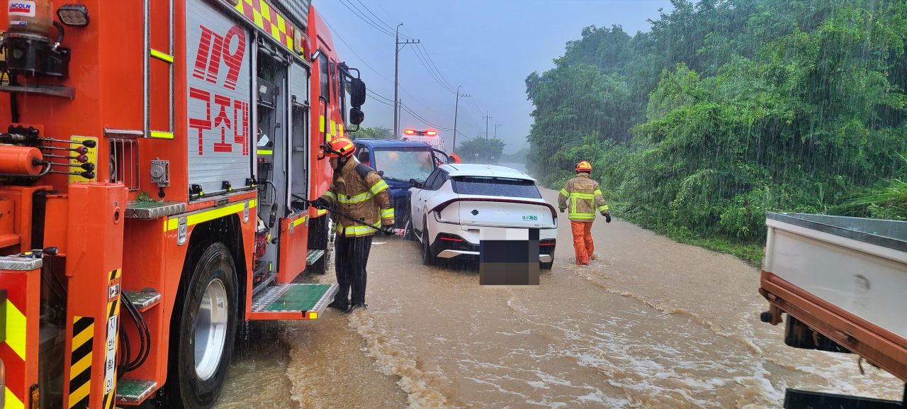 경북 청도군에서 폭우로 인해 도로가 침수됐다. 자동차 사고가 발생해 119 구조대가 출동해 현장에서 구조활동을 펼치고 있다.(2025.7.18) / 사진.경북소방본부