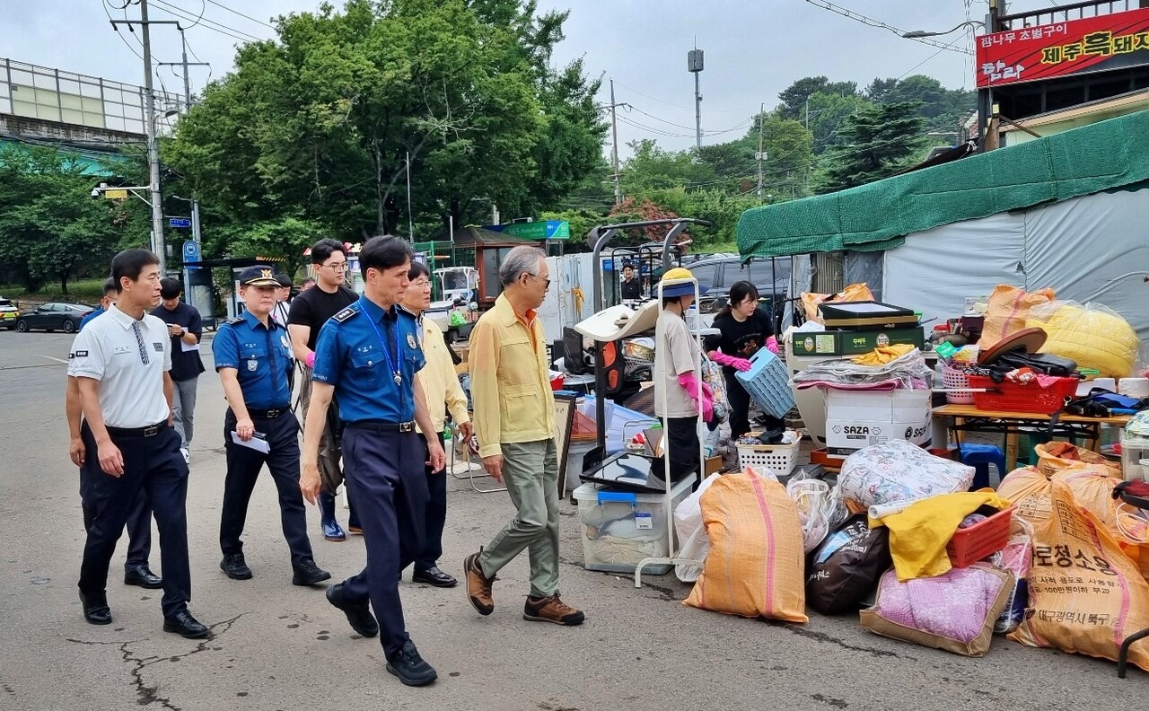 대구시 관계자들과 경찰이 북구 노곡동 침수 피해 현장을 방문해 점검 중이다.(2025.7.18) / 사진 출처.대구시