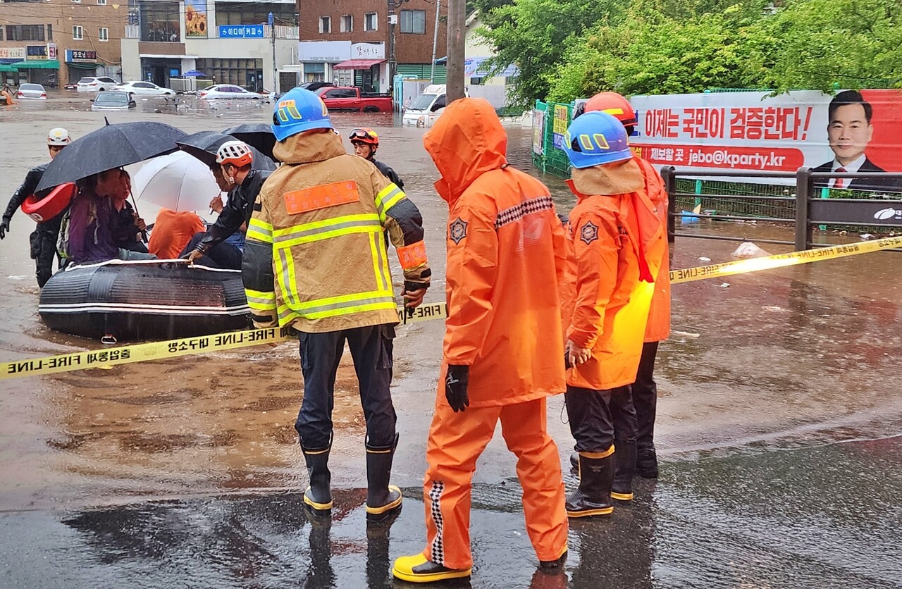 대구 북구 노곡동에서 발생한 침수로 소방대원들이 구조 작업에 나서고 있다.(2025.7.17) / 사진 제공.대구소방본부