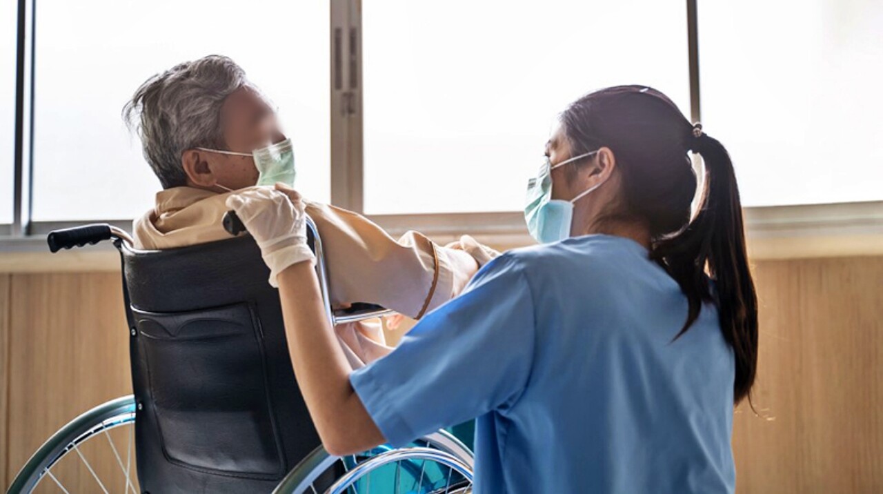 장기요양 재택의료센터에서 한 간호사가 노인을 돌보는 모습 / 사진 출처.보건복지부