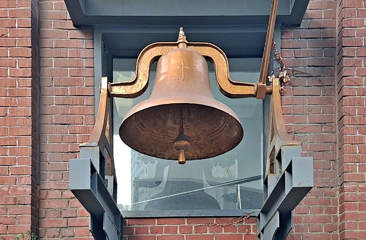 1942년 일제의 교회 타종 금지령으로 땅속에 묻었다가 광복 이후 꺼내 종을 꺼내 친 것으로 알려진 대구 남산교회 '광복의 종' / 사진.정만진 작가