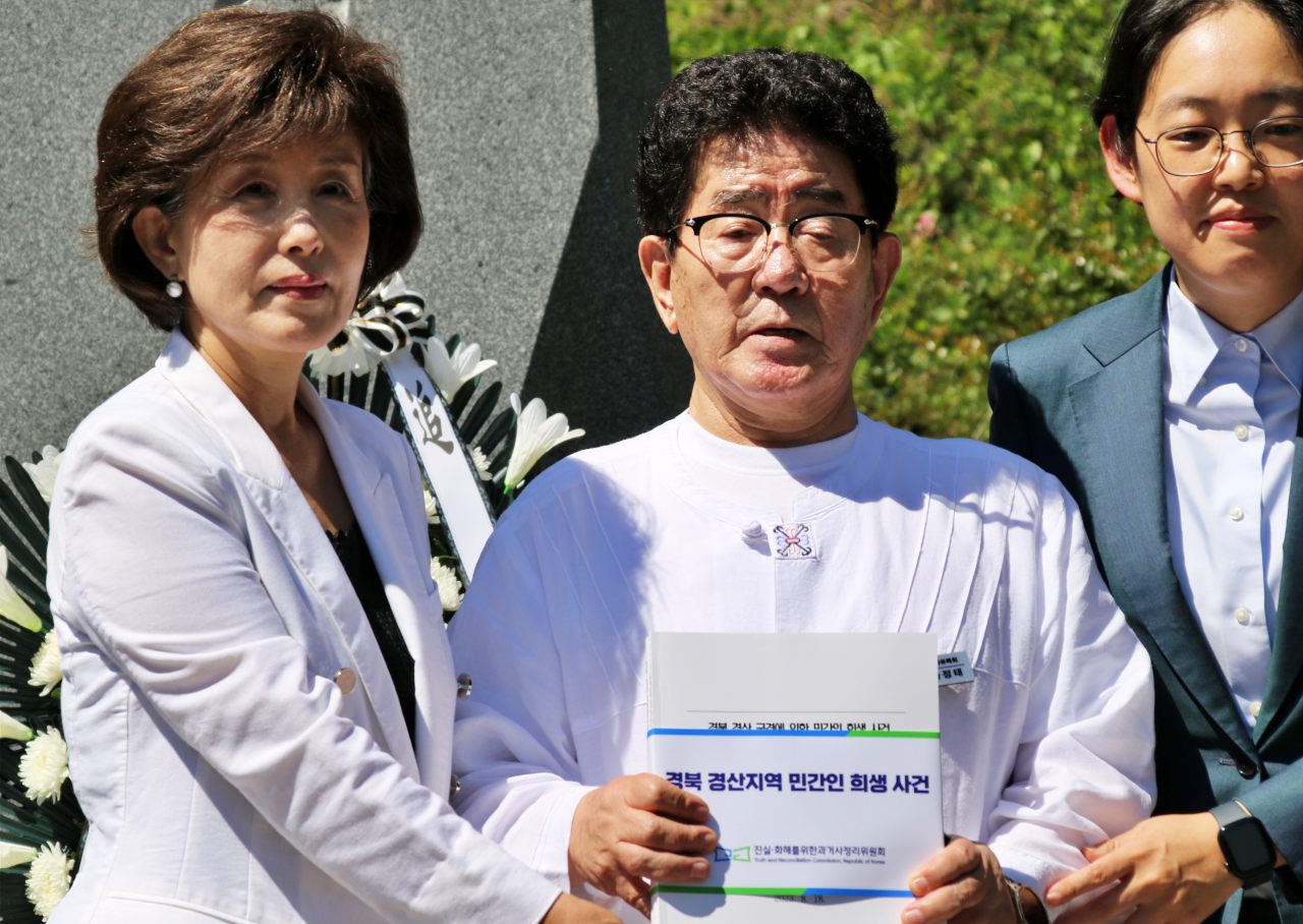 박선영 진화위원장이 나정태 코발트광산 유족회장에게 경북 경산지역 민간인 희생 사건 결정문을 전달했다.(2025.7.25) / 사진.평화뉴스 김영화 기자