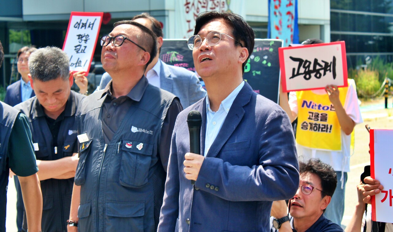 김영훈(57) 고용노동부 장관이 566일째 고공농성 중인 경북 구미 한국옵티칼하이테크 농성장을 찾아 박정혜(40) 해고노동자의 안부를 묻고 있다.(2025.7.26) / 사진.평화뉴스 정준민 기자