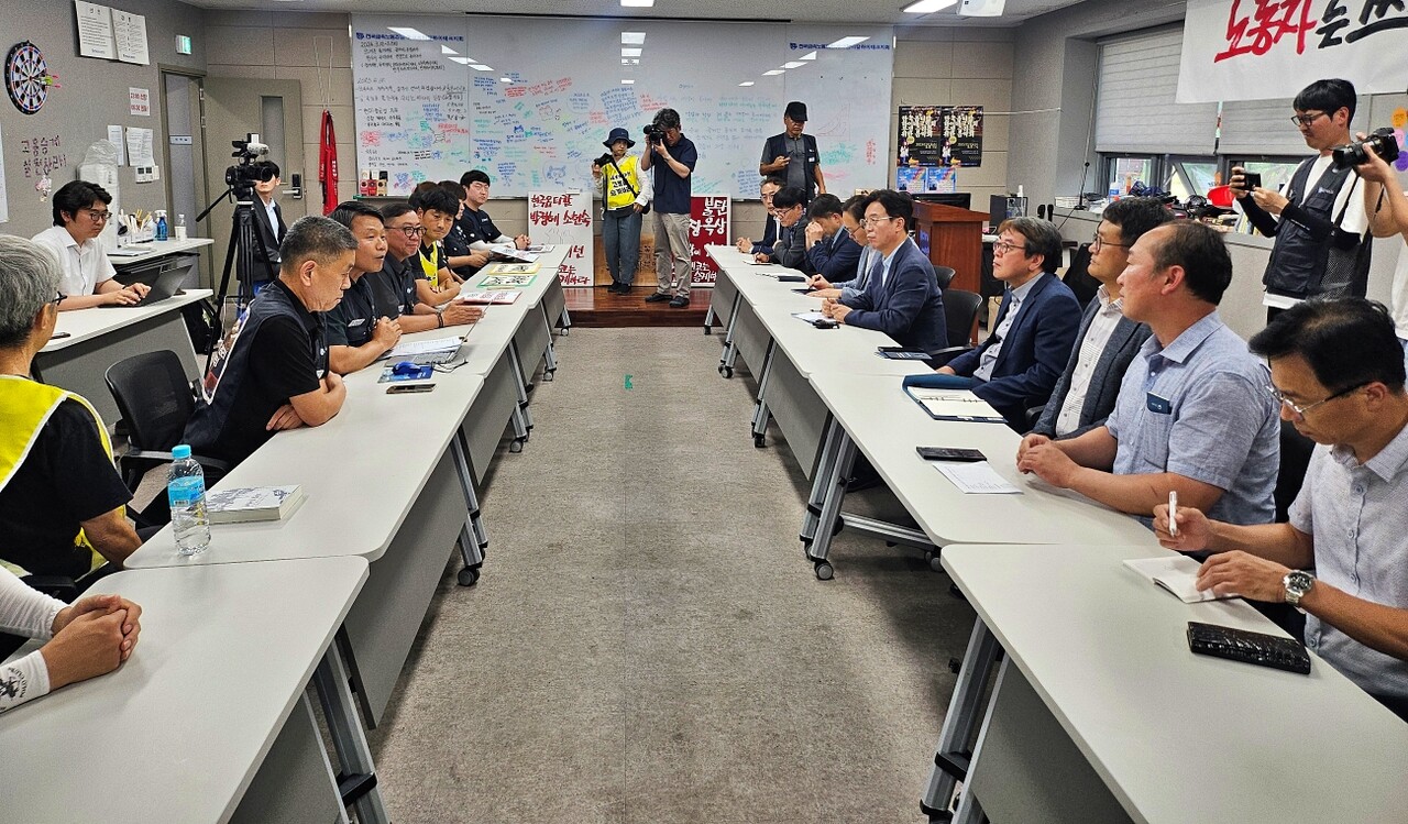 노조와 노동부 관계자들이 사무실 안에서 간담회를 진행하고 있다.(2025.7.26) / 사진.평화뉴스 정준민 기자