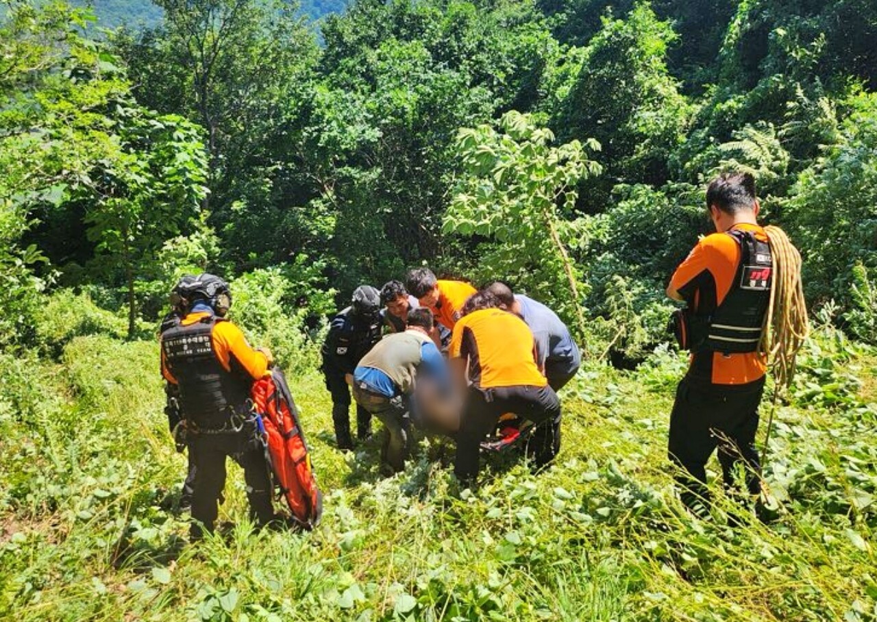 경북 포항시 북구 기북면 야산에서 제초 작업을 하다 쓰러진 네팔 국적의 50대 남성 A씨를 구조하고 있다.(2025.7.24) / 사진 제공.포항 북부소방서