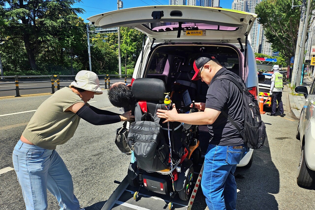 휠체어를 탄 한 장애인이 나드리콜에서 내리고 있다.(2025.7.29. 대구시청 산격청사 앞) / 사진.평화뉴스 정준민 기자