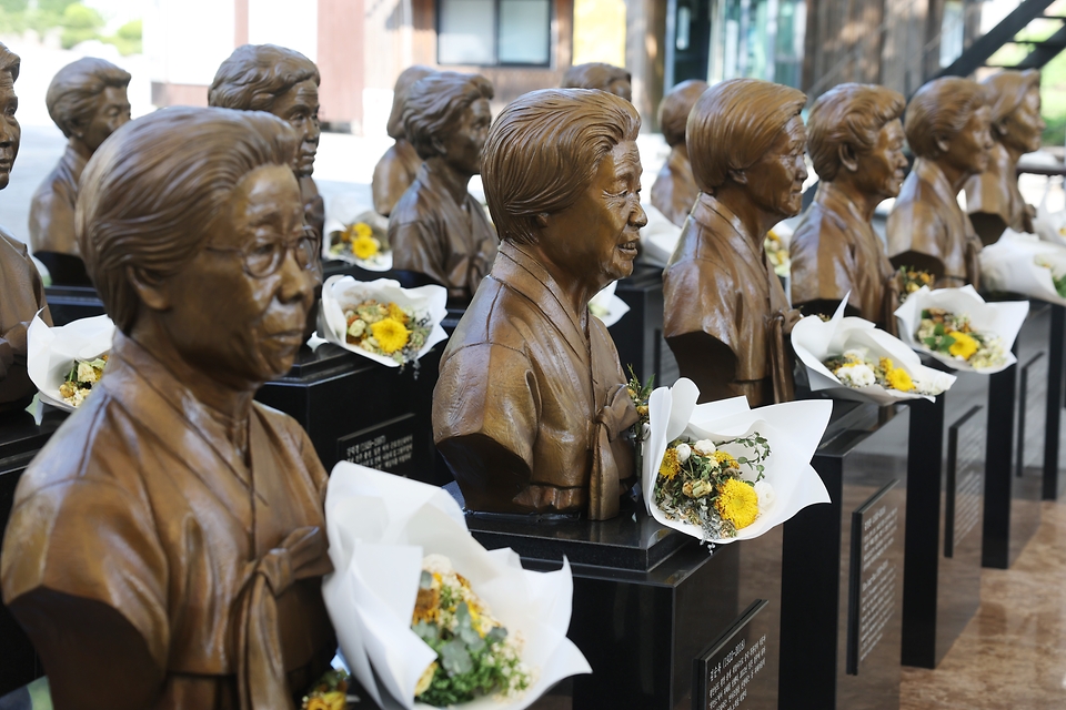 경기 광주시에 있는 나눔의 집에 있는 일본군 '위안부' 피해자 할머니들의 흉상 앞에 꽃이 놓여 있다.(2024.8.14) / 사진 출처.문화체육관광부