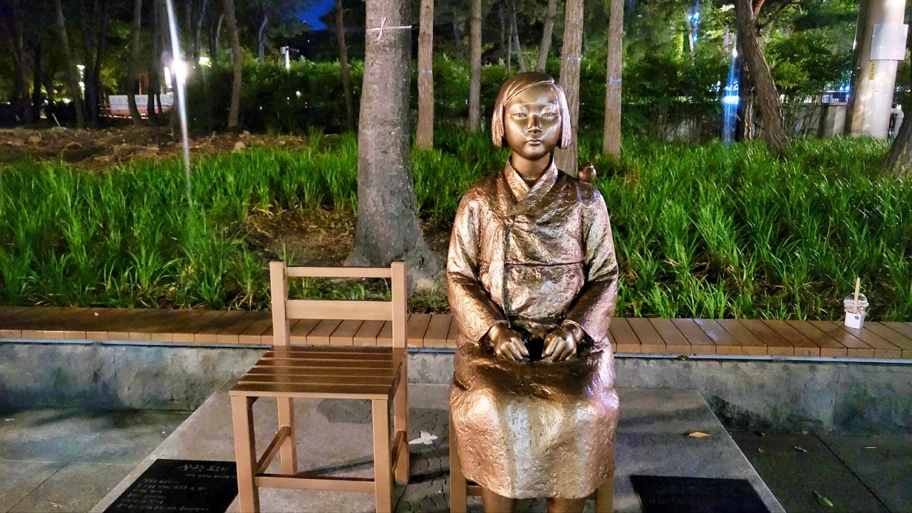 대구 중구 2.28기념공원 앞에 대구시민들의 모금으로 설치된 일본군 '위안부' 평화의 소녀상(2024.6.11) / 사진.평화뉴스 김영화 기자 