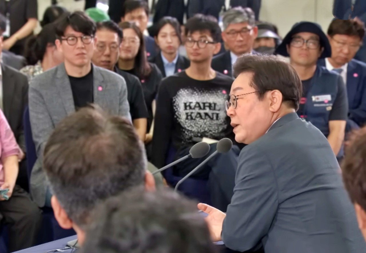 이재명 대통령이 국민소통 행보, 충청의 마음을 듣다 '충청의 꿈 다시 키우다'에서 소상공인과 자영업자들에 대한 부채 탕감 정책에 대해 설명하고 있다.(2025.7.4.대전 유성구 대전컨벤션센터) / 사진.대통령실