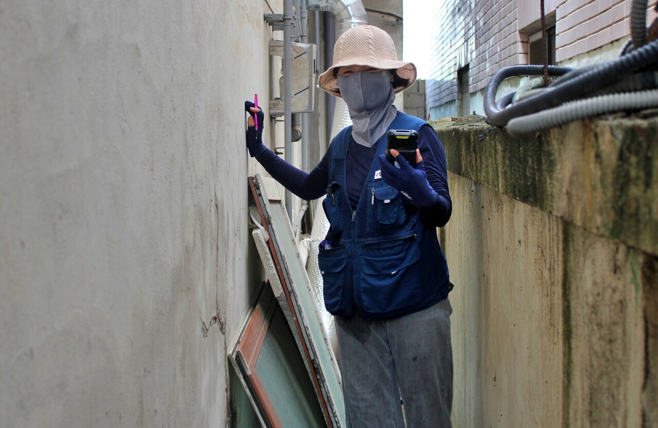 이희자씨가 검침을 마친 뒤 한 사람이 겨우 들어갈 좁은 골목을 나오고 있다.(2025.8.4) / 사진.평화뉴스 정준민 기자