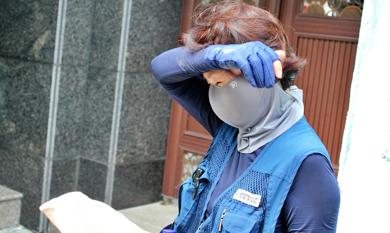 이희자씨가 검침을 마친 후 흐르는 땀을 옷소매로 닦고 있다.(2025.8.4) / 사진.평화뉴스 정준민 기자