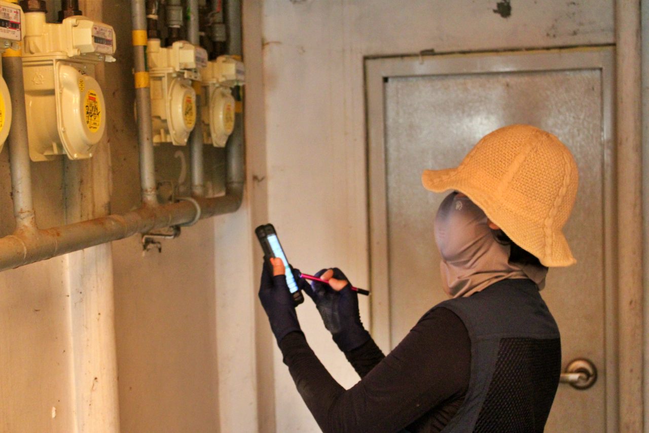 13년차 대성에너지 가스검침원 이희자(57)씨가 대구 남구 봉덕동 한 건물 창고에서 계량기를 보고 있다.(2025.8.4) / 사진.평화뉴스 정준민 기자