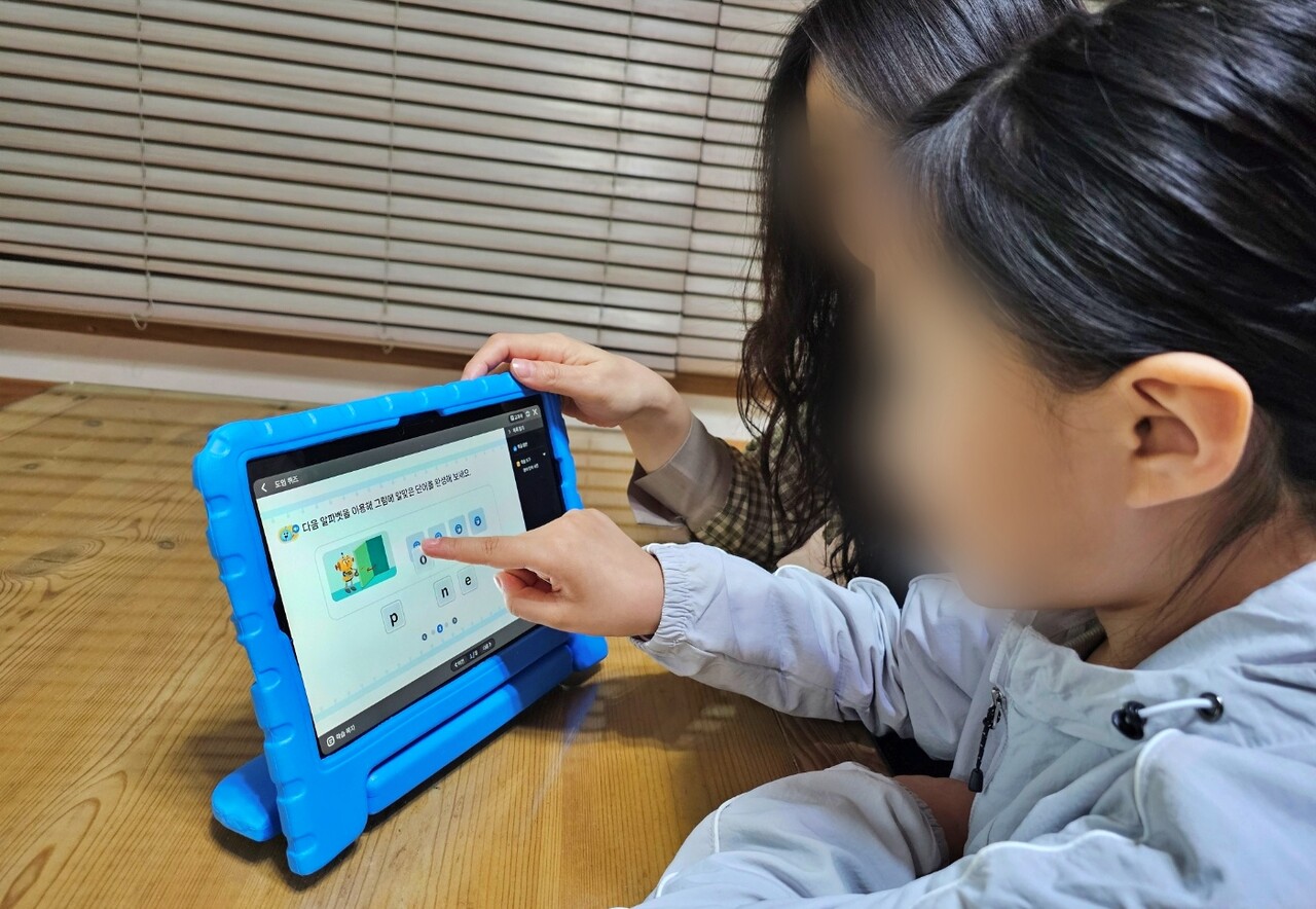 한 학생이 AI디지털교과서를 사용 중이다.(2025.5.13) / 사진 출처.대구교육청