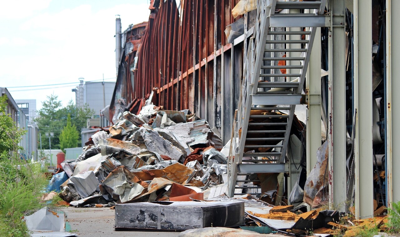 2022년 한국옵티칼 공장 화재로 건물 외벽 판넬이 무너져내린 모습(2025.7.26) / 사진.평화뉴스 정준민 기자