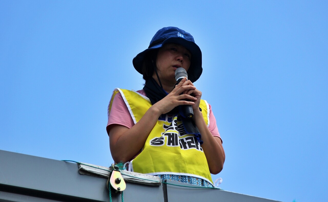 고공농성 중인 박정혜(40) 금속노조 한국옵티칼하이테크지회 수석부지회장이 김영훈 노동부 장관에게 "문제 해결"을 촉구하고 있다.(2025.7.26) / 사진.평화뉴스 정준민 기자