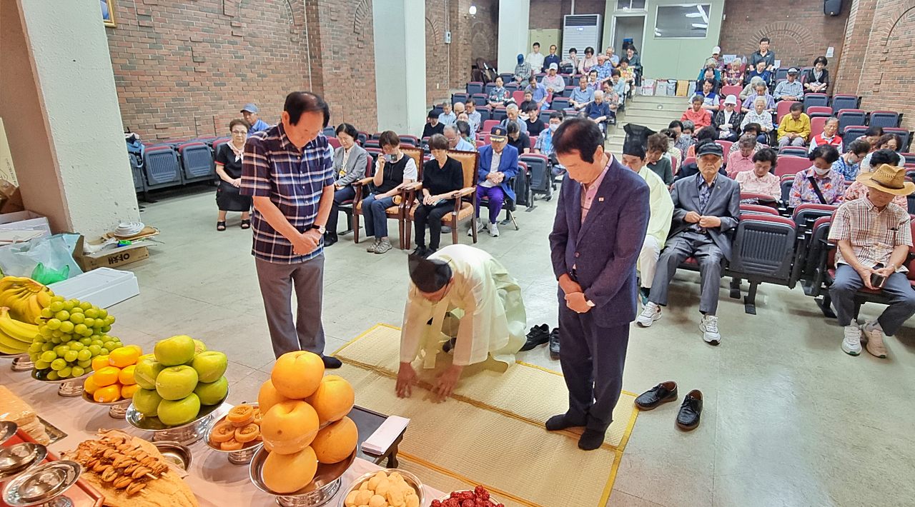 대구경북의 1~2세대 원폭 피해자들이 위령제에서 희생자들의 넋을 기리며 추모하고 있다.(2025.8.5) / 사진.한국원폭피해자협회대구경북지부   