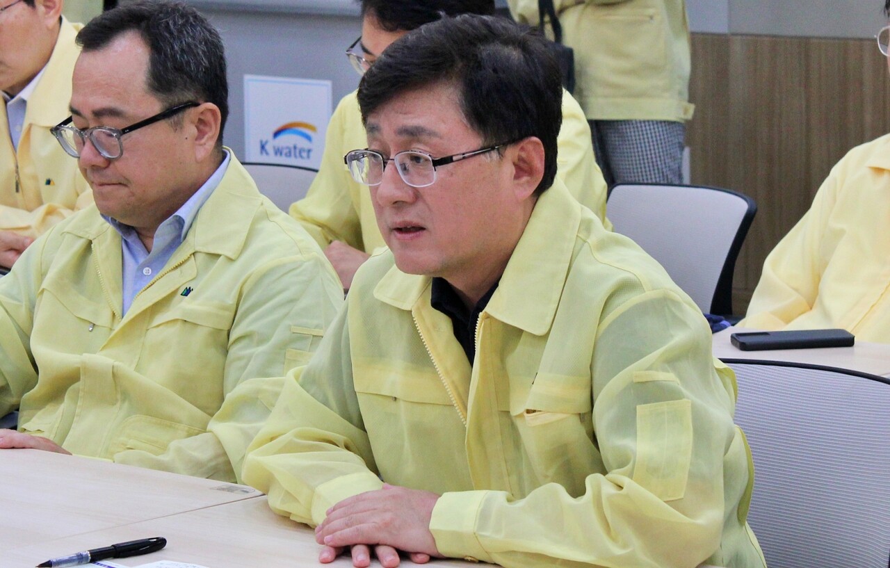 김성환 환경부 장관이 강정고령보 인근 낙동강보관리단에서 열린 환경단체 면담에서 발언하고 있다.(2025.8.7) / 사진.평화뉴스 정준민 기자