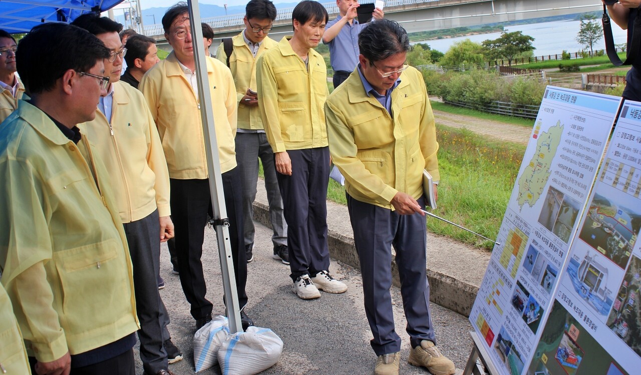김 장관이 김외덕 한국수자원공사 낙동강보관리단장으로부터 녹조 대응 상황을 보고받고 있다.(2025.8.7) / 사진.평화뉴스 정준민 기자