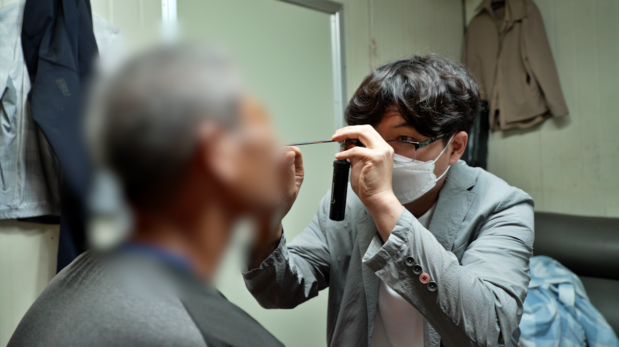 김동은 계명대 이비인후과 교수가 낙동강 인근 주민들의 코에 녹조 독소 검출 여부를 조사하고 있다. / 사진 출처.영화 '추적' 스틸컷