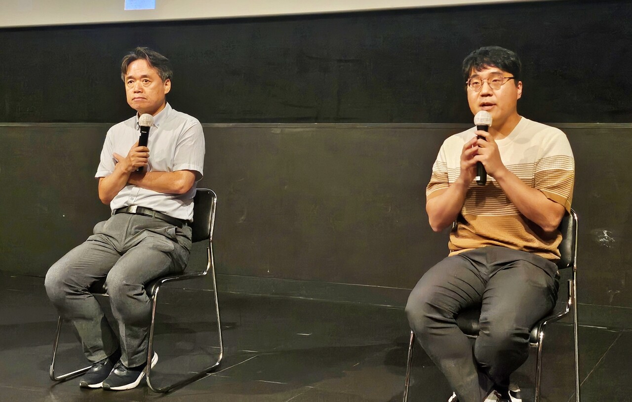 최승호 감독(왼쪽)과 이승준 경북대 응용생명과학부 교수(오른쪽)가 관객과의 대화를 하고 있다.(2025.8.3) / 사진.평화뉴스 정준민 기자