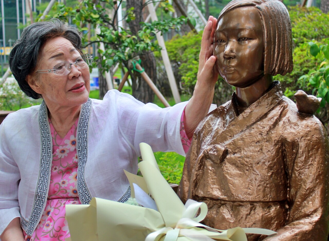 이용수 할머니가 대구 중구 2.28기념중앙공원 앞에 세워진 '평화의 소녀상'을 쓰다듬고 있다.(2025.8.9) / 사진.평화뉴스 정준민 기자