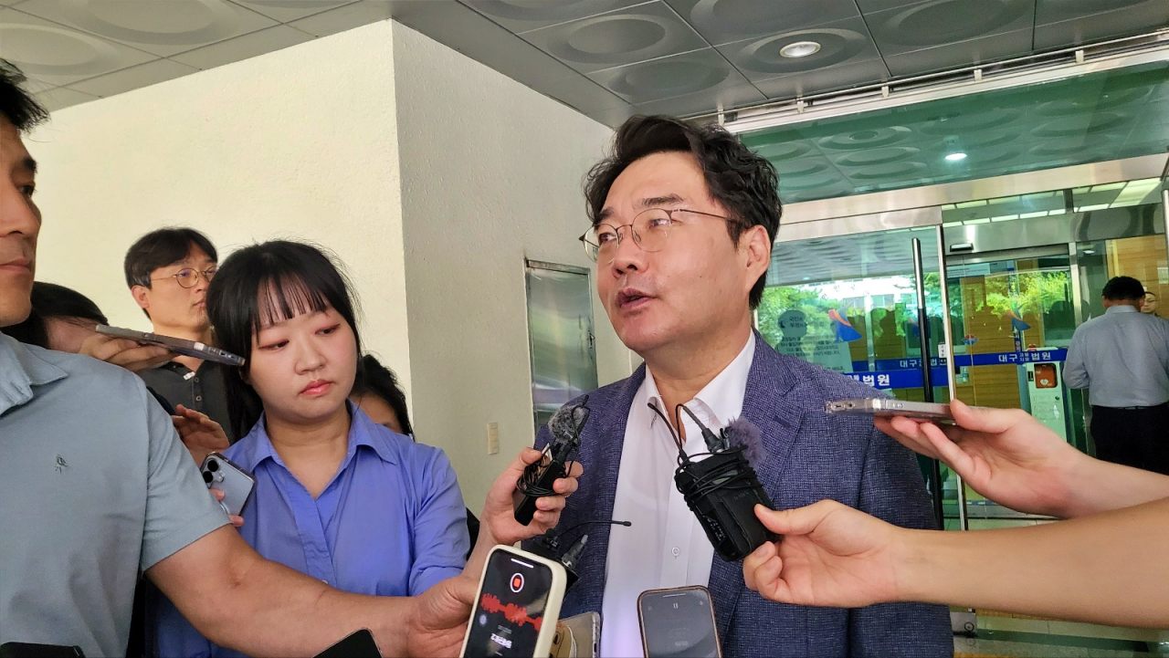 윤석준 대구 동구청장이 '정치자금법 위반' 혐의로 1심에서 벌금 200만원을 선고받은 이후 재판장을 나와 기자들에게 입장을 밝히고 있다.(2025.8.7.대구지법) / 사진.평화뉴스 김영화 기자