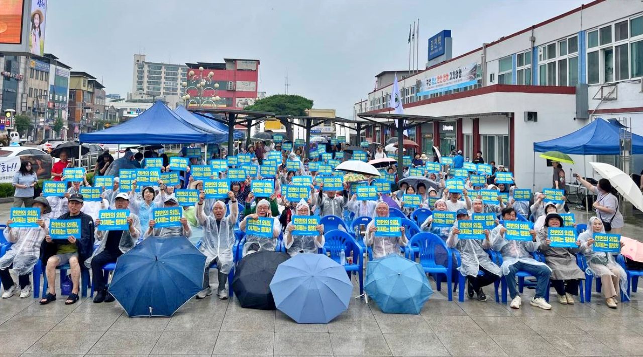 경북 김천 사드반대 촛불집회 1,000회..."천번의 외침, 이제는 평화" 피켓을 든 시민들의 모습(2025.8.9.김천역 평화광장) / 사진.사드반대 김천대책위 