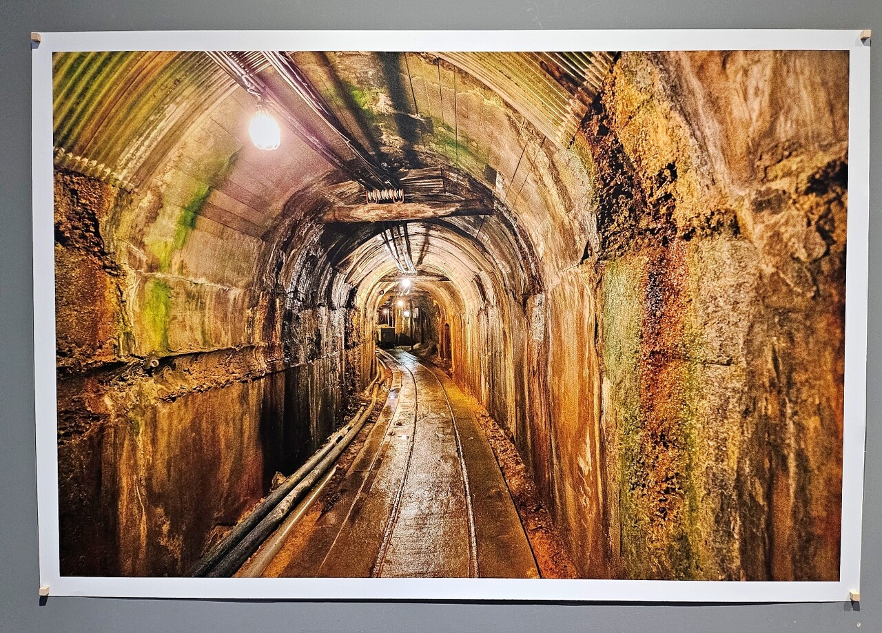 박창모 작가가 촬영한 일본 니가타현 사도시의 사도광산, 이곳에서 근무한 조선인 노동자는 1,200여명에 이르는 것으로 추정된다.(「광복 80주년 기획전 '조선인 강제동원의 기록 – 잊혀진 이름, 남겨진 자리' 사진전」 2025.8.12) / 사진.평화뉴스 정준민 기자