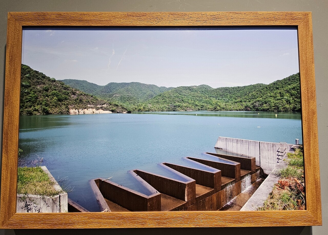 우동윤 작가가 촬영한 일본 효고현 소규모 농업용 정수지 '쇼와못', 1930년대 조선인 노동자들이 동원된 현장 중 하나다.(「광복 80주년 기획전 '조선인 강제동원의 기록 – 잊혀진 이름, 남겨진 자리' 사진전」 2025.8.12) / 사진.평화뉴스 정준민 기자