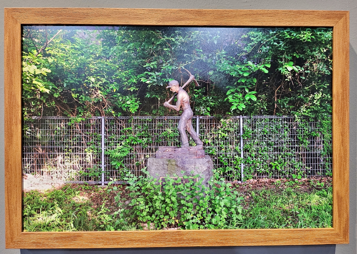 우동윤 작가가 촬영한 '고베전철 조선인 노동자의 상'(「광복 80주년 기획전 '조선인 강제동원의 기록 – 잊혀진 이름, 남겨진 자리' 사진전」 2025.8.12) / 사진.평화뉴스 정준민 기자