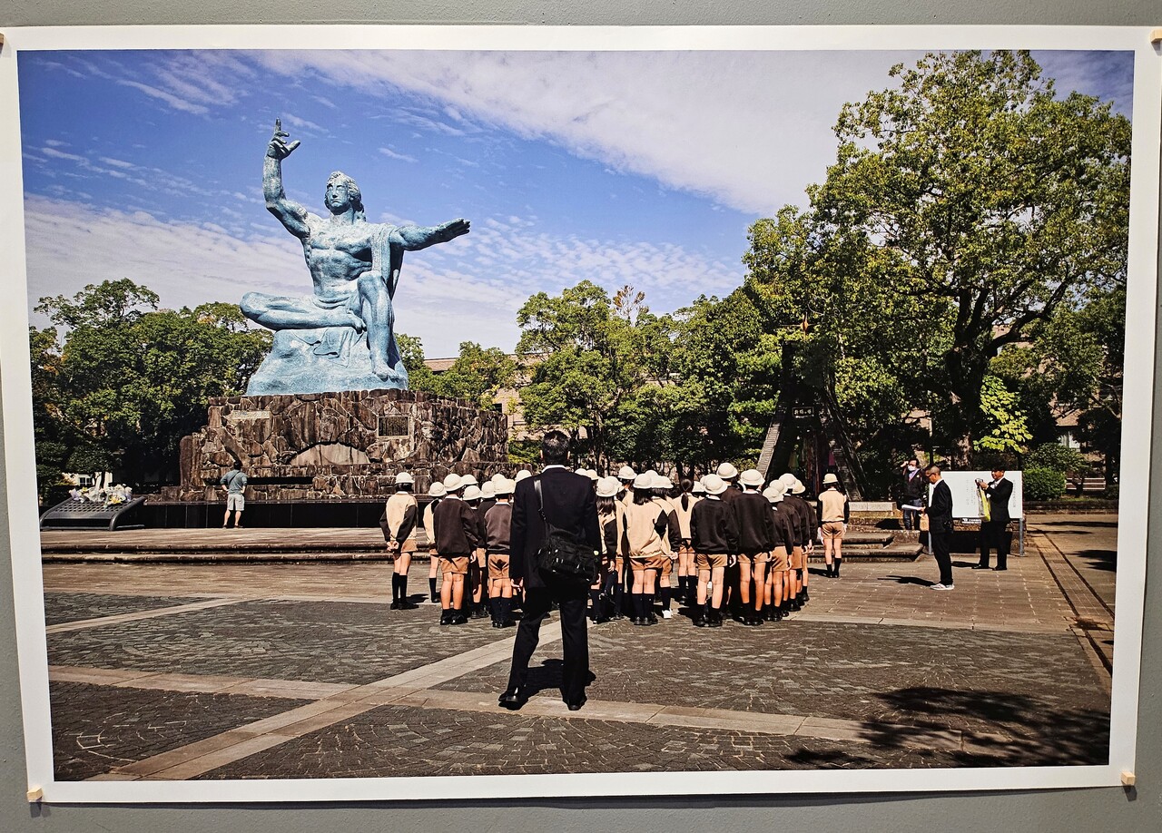박민우 작가가 촬영한 '나가사키 평화공원'(「광복 80주년 기획전 '조선인 강제동원의 기록 – 잊혀진 이름, 남겨진 자리' 사진전」 2025.8.12) / 사진.평화뉴스 정준민 기자